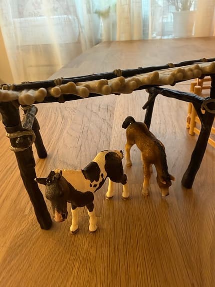 Schleich hästlekset med hästar, hästhage, hästskjul