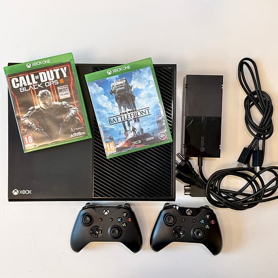Microsoft Xbox One spelkonsol svart med två handkontroller