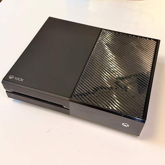 Microsoft Xbox One spelkonsol svart med två handkontroller