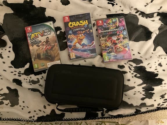 Nintendo Switch spelkonsol neon röd blå med spel och fodral