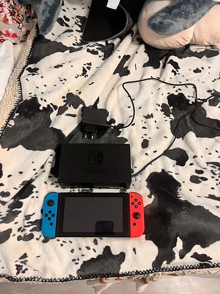 Nintendo Switch spelkonsol neon röd blå med spel och fodral