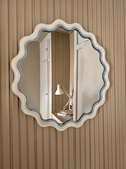 Söt, dekorativ väggspegel