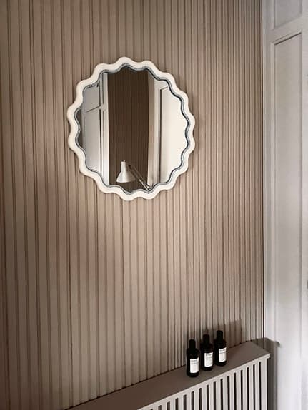 Söt, dekorativ väggspegel