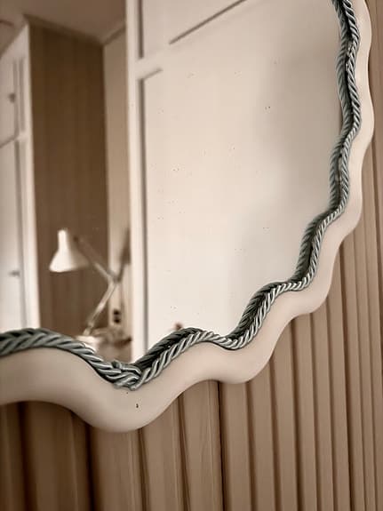 Söt, dekorativ väggspegel