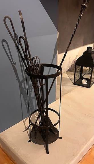 Eldställ med brasverktyg i metall/järn