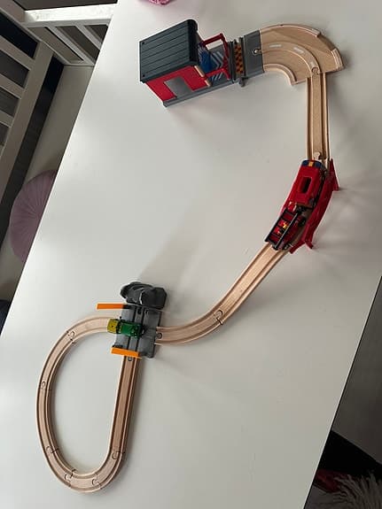 Brio tågbana, vagnar, bro och byggnad