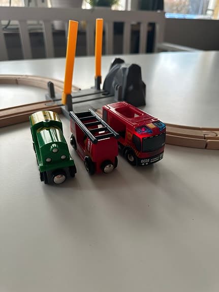 Brio tågbana, vagnar, bro och byggnad