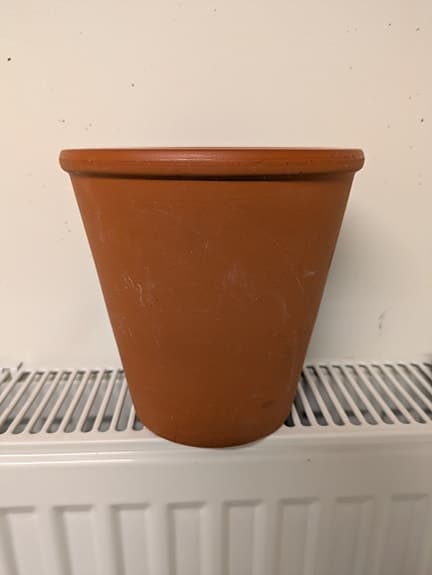 Terracottakruka med glaserad insida