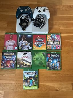 Microsoft Xbox One S spelkonsol vit med två handkontroller och spel