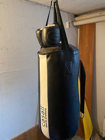 boxningssäck med handskar svart/vit
