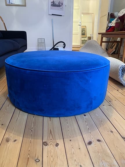 Pall sittpuff rund blå sammet