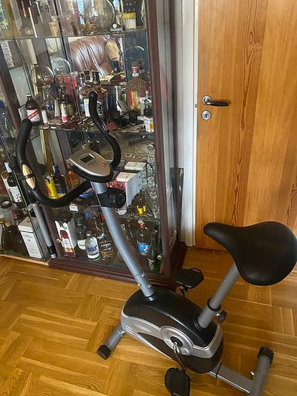 Träningscykel med display grå