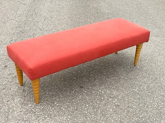 Vintage Sittbänk - Stoppad Sits i Korallrött Linnetyg - Svarvade Träben