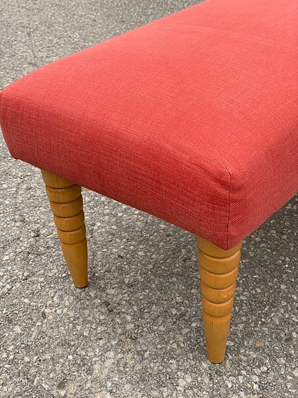 Vintage Sittbänk - Stoppad Sits i Korallrött Linnetyg - Svarvade Träben