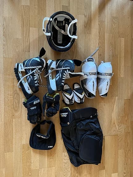 Hockeyutrustning för junior (6-8 år) samt skridskor stl 37