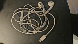 Apple in ear hörlurar med lightningkontakt i originalpaket