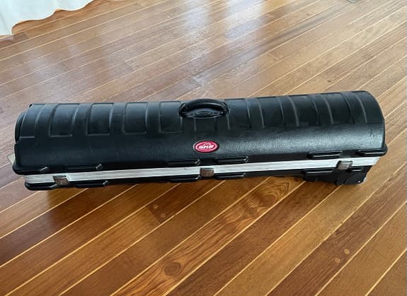 SKB hårt golfbag fodral med hjul i svart