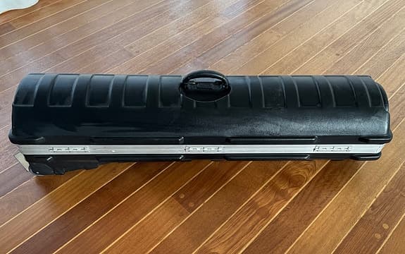 SKB hårt golfbag fodral med hjul i svart