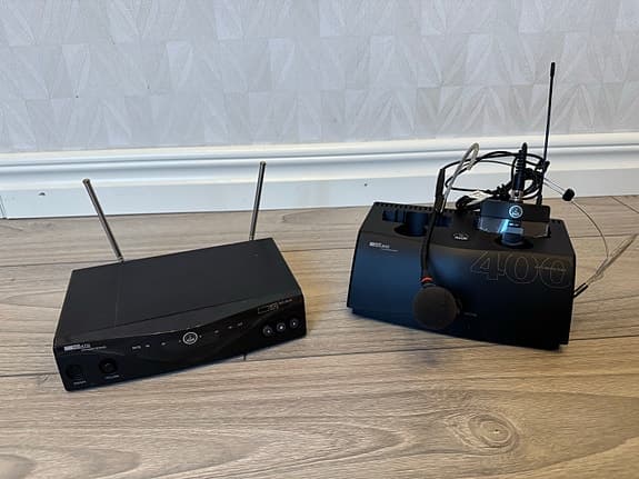 AKG Trådlöst mikrofon system med laddare