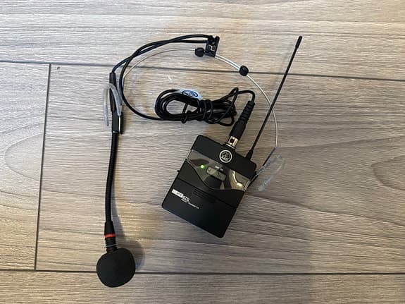 AKG Trådlöst mikrofon system med laddare