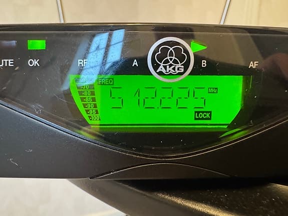 AKG Trådlöst mikrofon system med laddare