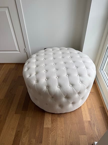 2st sittpuffar en i vit färg/ rosa ton