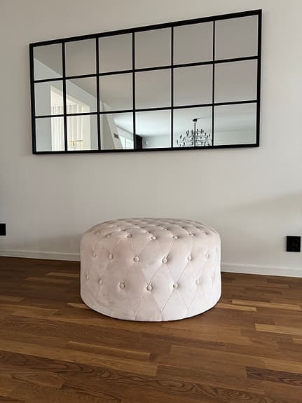 2st sittpuffar en i vit färg/ rosa ton