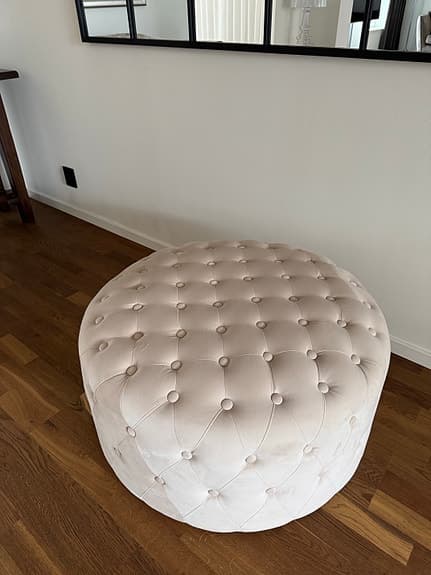 2st sittpuffar en i vit färg/ rosa ton