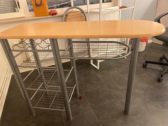 Bord med två fällstolar