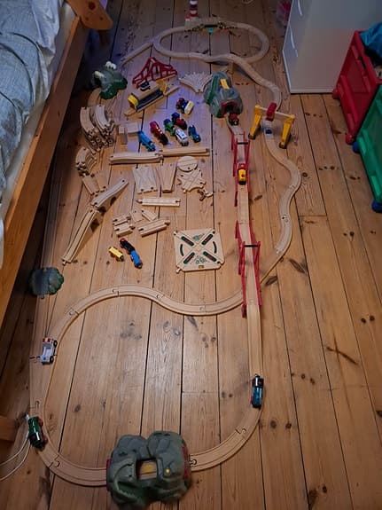 BRIO trätågbaneset med tåg och tillbehör