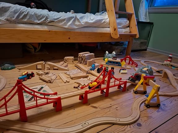 BRIO trätågbaneset med tåg och tillbehör