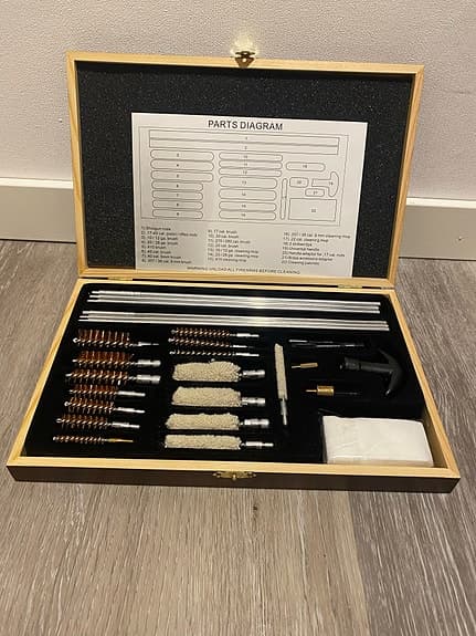 Rengöringskit för vapen i trälåda