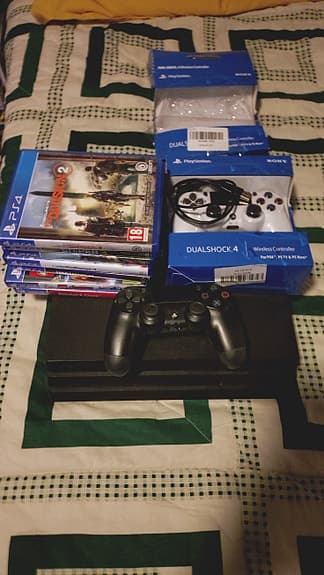 Sony Playstation 4 pro, spel, två kontroller. fw 12.50