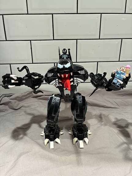 LEGO Marvel 76115 - Spider Mech vs. Venom.