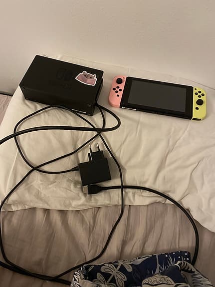 Nintendo Switch spelkonsol med docka och laddare