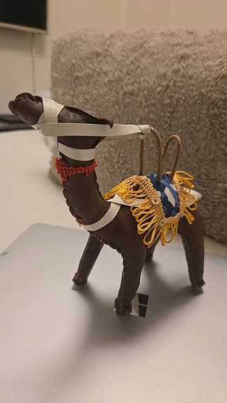 Leksakskamel brun med tygdetaljer