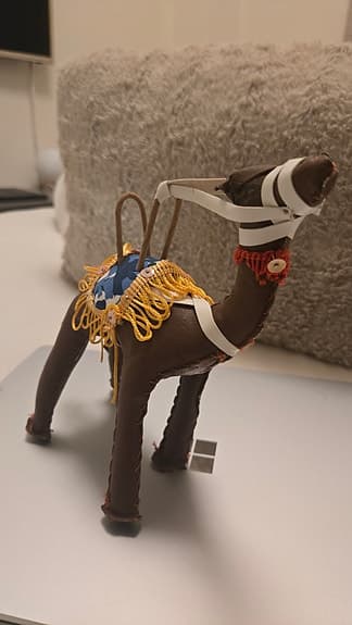 Leksakskamel brun med tygdetaljer
