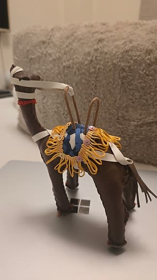 Leksakskamel brun med tygdetaljer