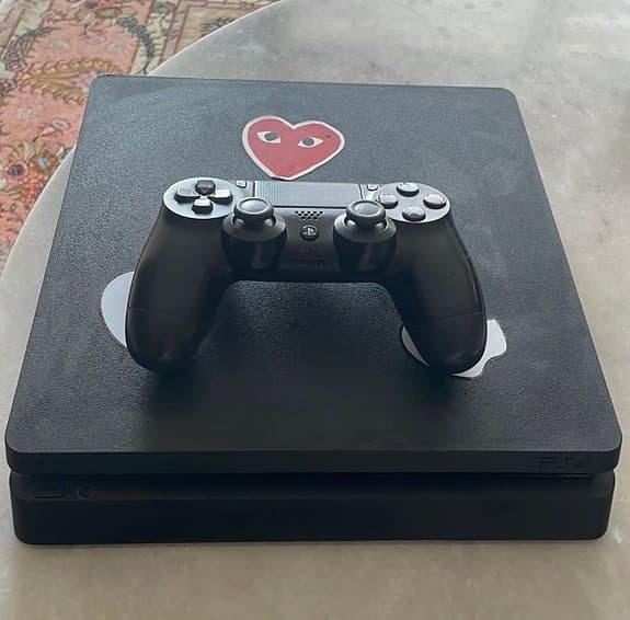 Sony Playstation 4 spelkonsol svart med handkontroll