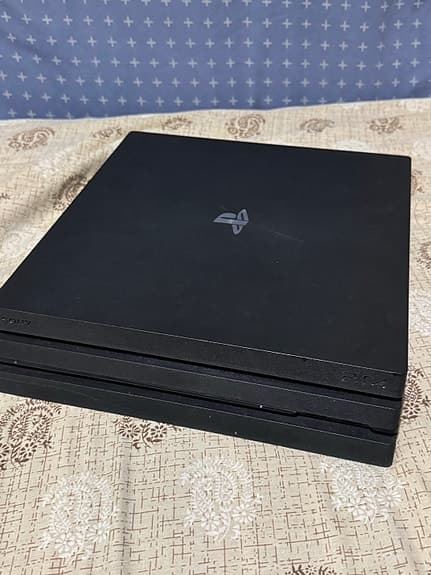 Sony Playstation 4 Pro spelkonsol svart med handkontroll och spel