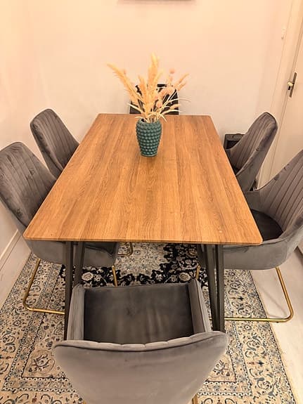 Exklusiv matgrupp, stilrent träbord med 6 sammetsstolar i modern design.