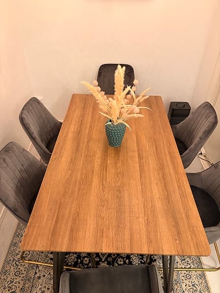 Exklusiv matgrupp, stilrent träbord med 6 sammetsstolar i modern design.