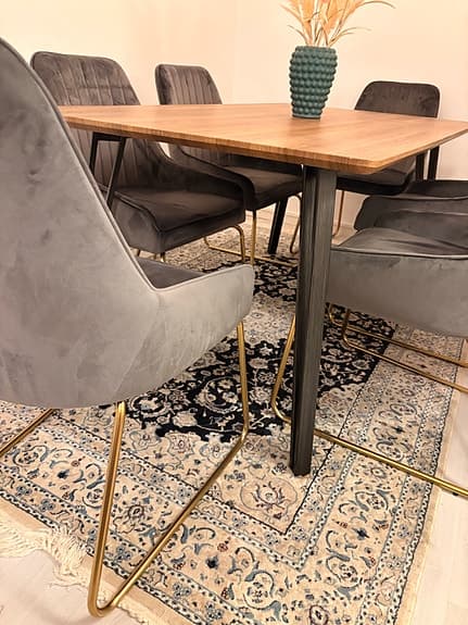Exklusiv matgrupp, stilrent träbord med 6 sammetsstolar i modern design.