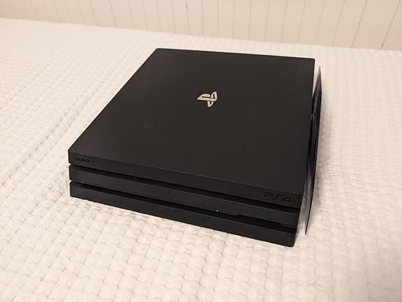 Playstation 4 Pro + 2st handkontroller
