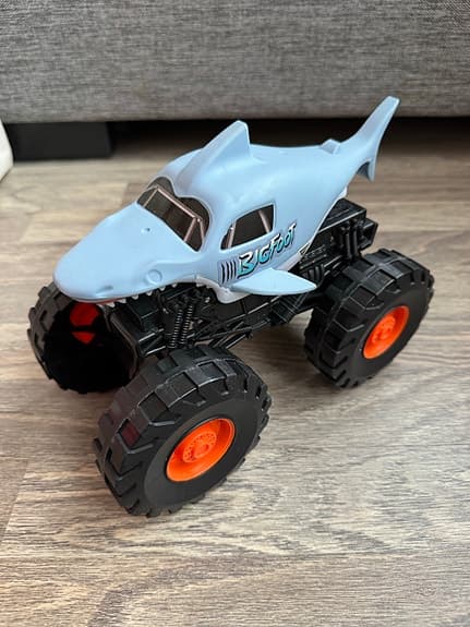 Beyblade Bigfoot leksaksbil monstertruck hajdesign