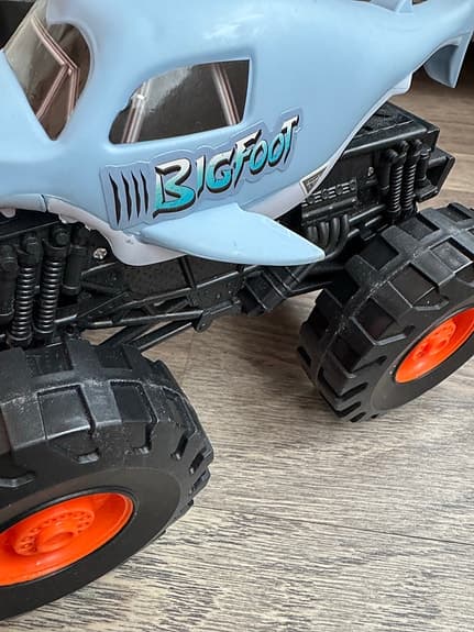 Beyblade Bigfoot leksaksbil monstertruck hajdesign