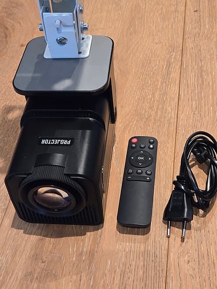 PROJEKTOR MED TAKFÄSTE