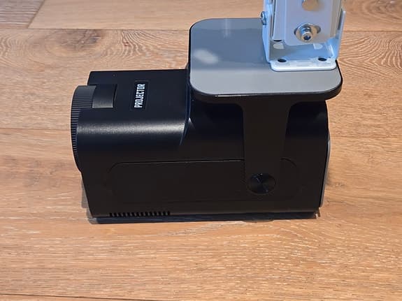 PROJEKTOR MED TAKFÄSTE