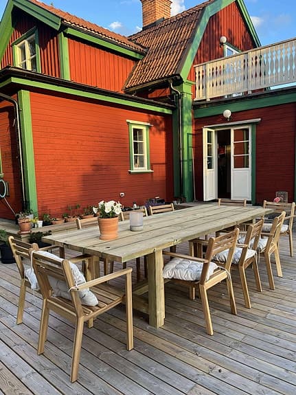 Stort Träbord utomhus