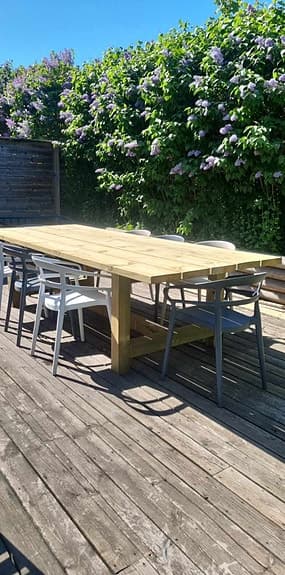 Stort Träbord utomhus